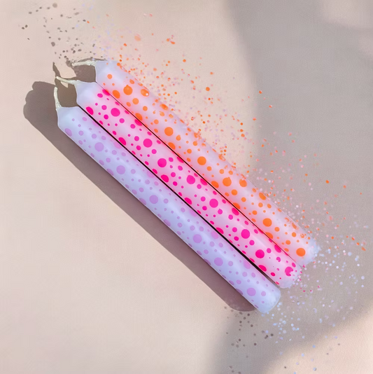 Set van 3 dinerskaarsen met neon stippen. Roze, lila en oranje 