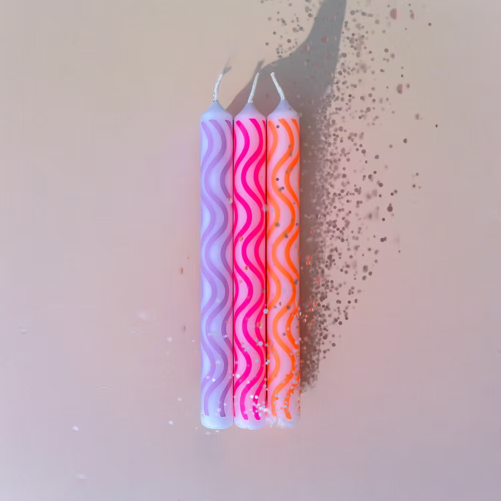 Set van 3 dinerkaarsen neon curves. Roze, lila en oranje 