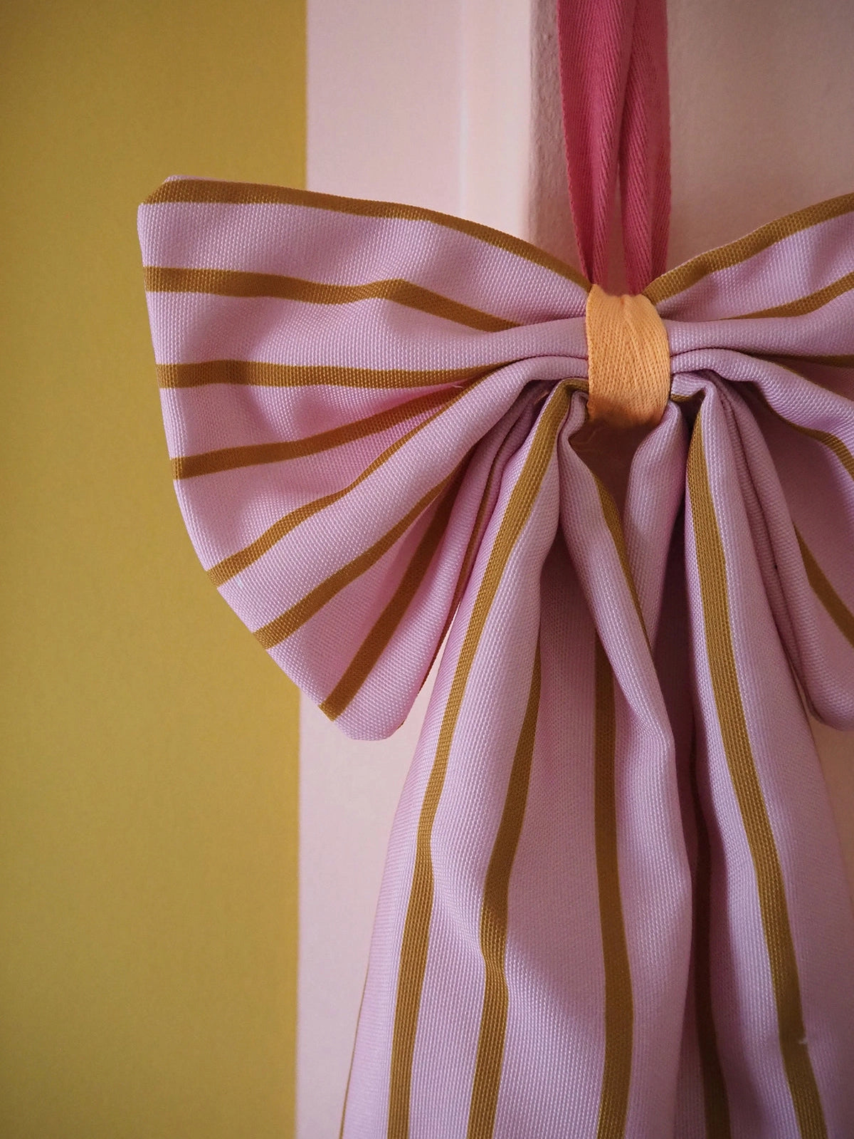 Grote strik kerstversiering canvas. Roze met mustard strepen 