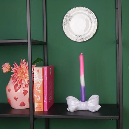 Kandelaar strik. Lila/paars. Geschikt voor een dinerkaars 