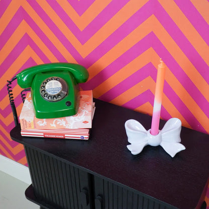 Kandelaar in de vorm van een lila strik. Geschikt voor een dinerkaars 