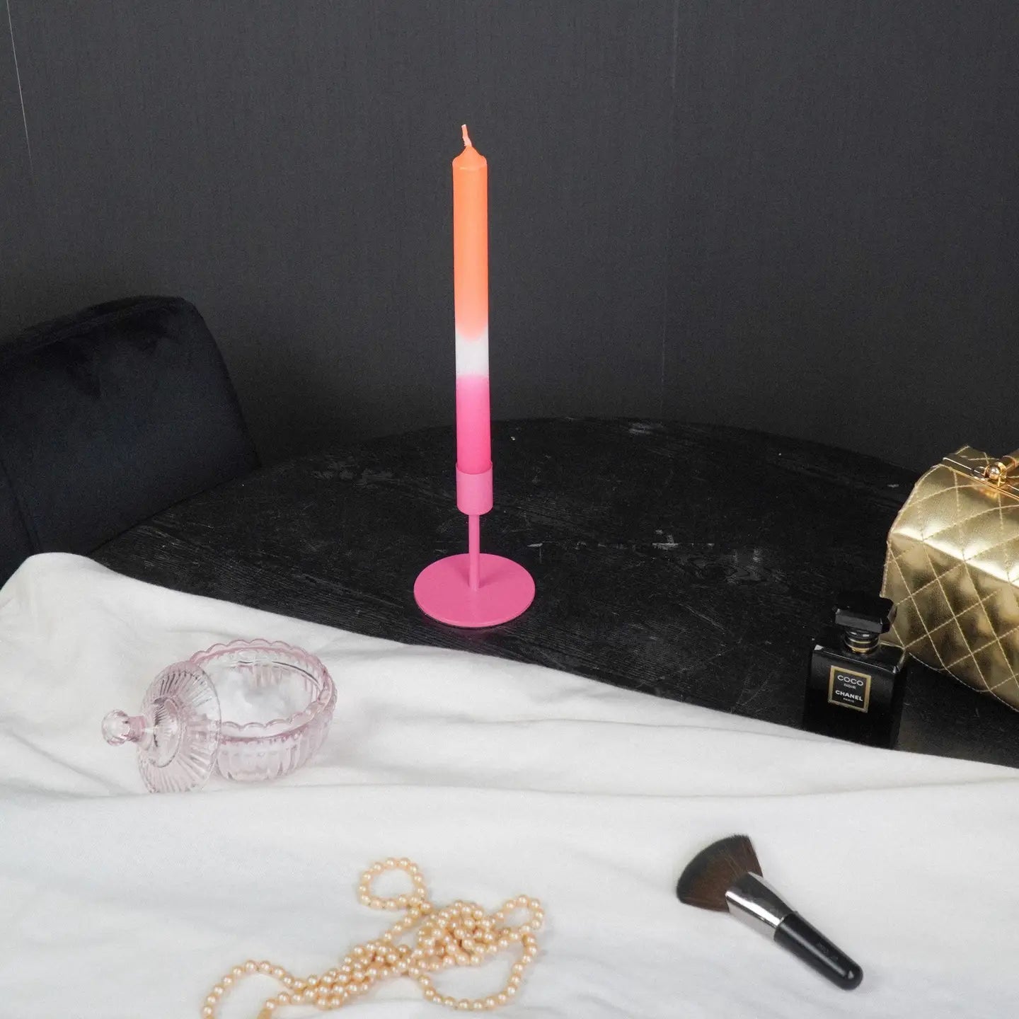 Kandelaar verhoogd. Roze. Geschikt voor een dinerkaars 