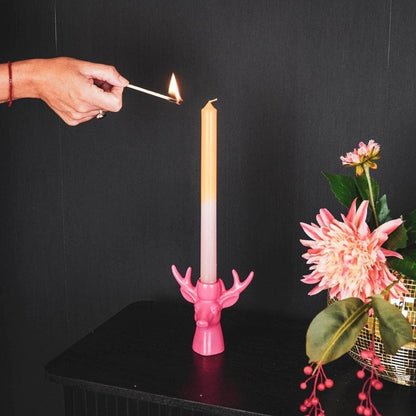 Kandelaar rendier. Felroze keramieken kandelaar. Keramiek 