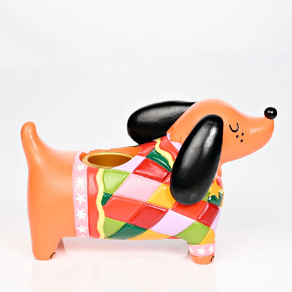 Kandelaar teckel. Bruin met kleurrijk jasje 