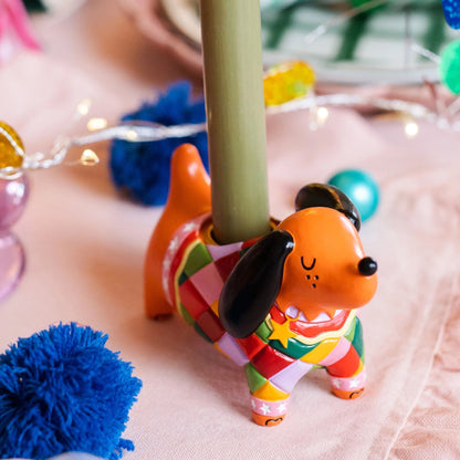 Kandelaar teckel. Bruin met kleurrijk jasje 