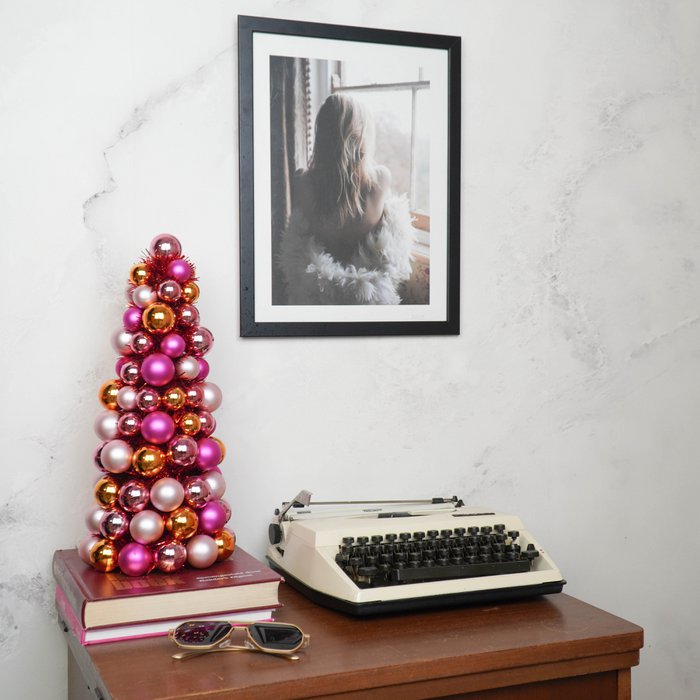 Kerstballen boom in roze en oranje 