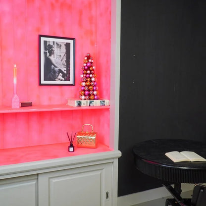 Kerstboom van kerstballen in roze en oranje 