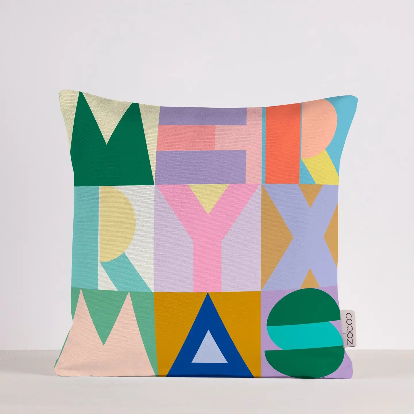 Kussen Merry Xmas. Kleurrijk kerstkussen met grafische print. 