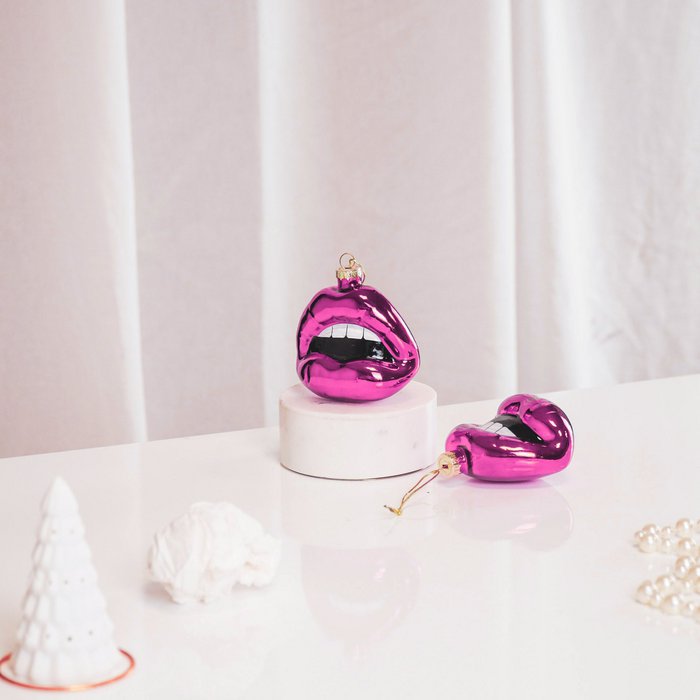 Kersthanger lippen. Roze ornament voor in de kerstboom in de vorm van lippen. 