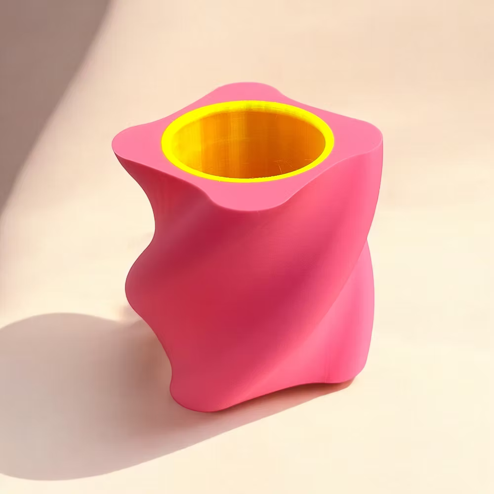 Vaas Sway in felroze met felgeel waterdicht cilinder. 3D-geprint 