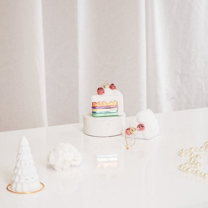 Kersthanger stuk taart met aardbeien 