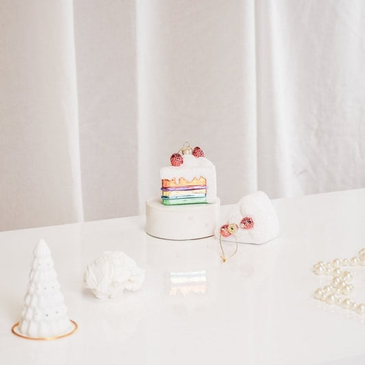 Kersthanger stuk taart met aardbeien 