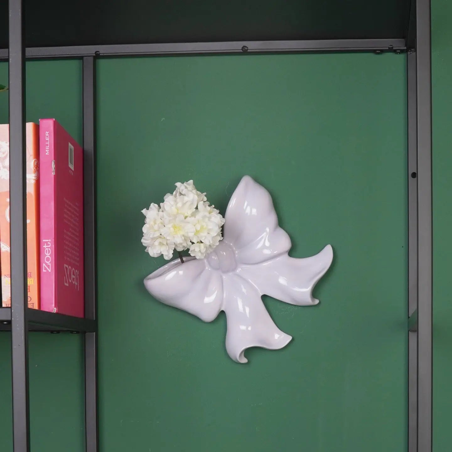 Wandvaas strik. Vaas om op te hangen in de vorm van een strik. Lila 