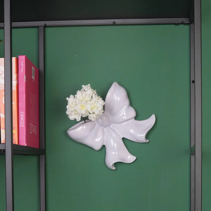 Wandvaas strik. Vaas om op te hangen in de vorm van een strik. Lila 