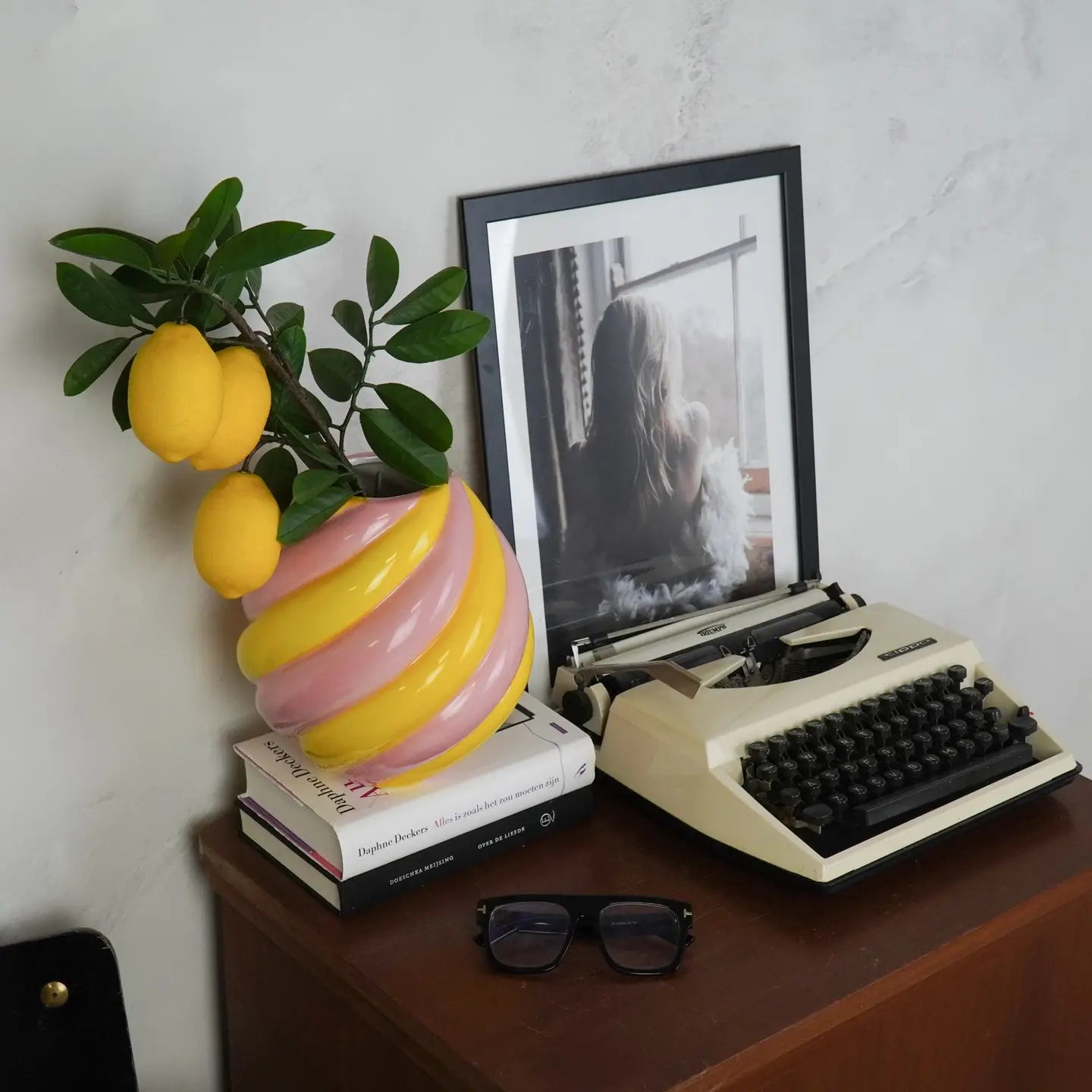 Wervelvaas roze/geel. Gedraaide vaas. Keramiek 