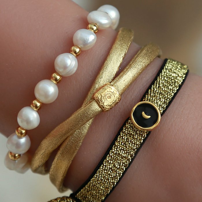 Love Ibiza armbanden. Parels met goud. 