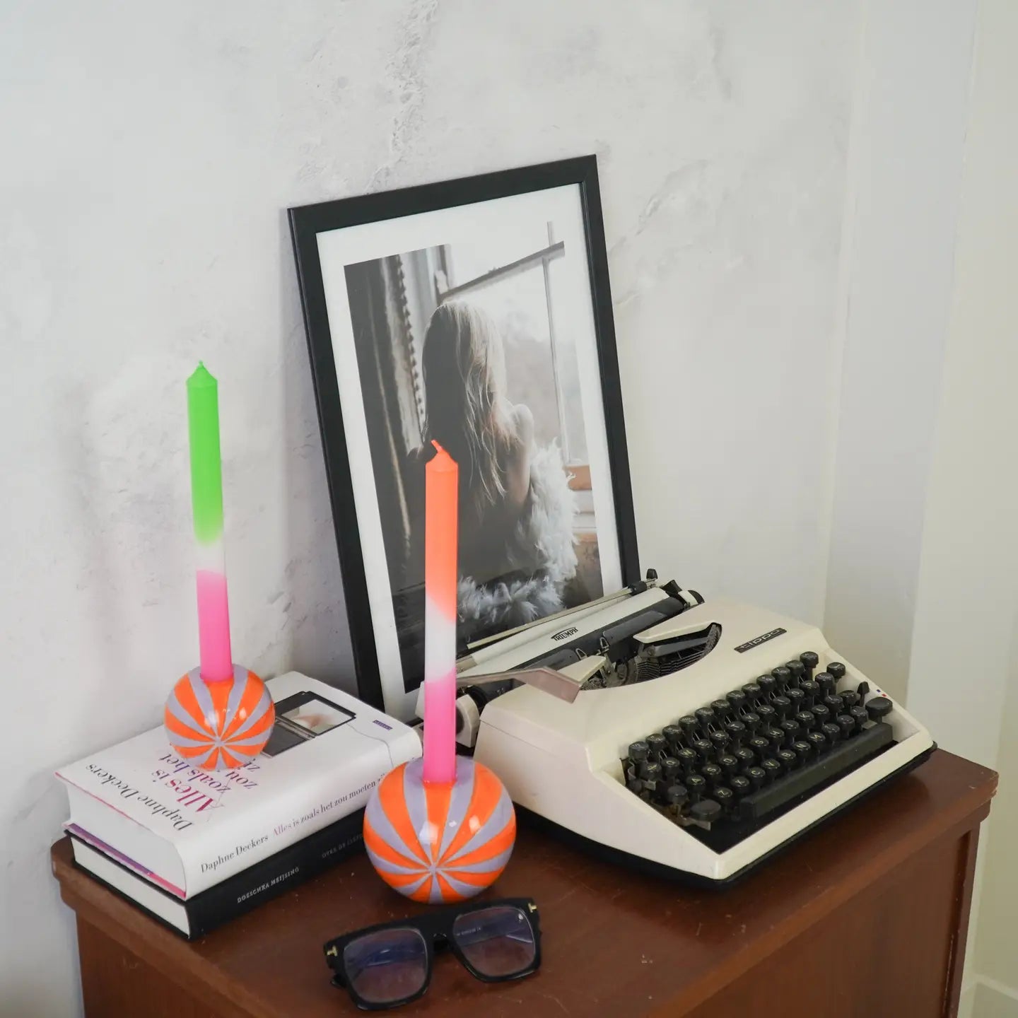 Kandelaar swirl. Ronde kandelaar voor dinerkaars. Lila en oranje 