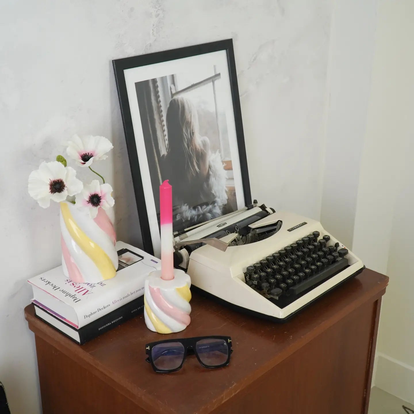 Kandelaar spekje. Kandelaar in de vorm van een marshmallow. Roze, geel en wit 